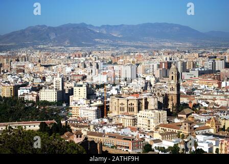 Erhöhten Blick auf den Hafen und die Stadt von der Burg, Malaga, Provinz Malaga, Andalusien, Spanien, Westeuropa gesehen. Stockfoto