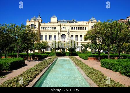 Brunnen in den Gärten von Pedro Luis Alonso mit dem Rathaus nach hinten, Málaga, Provinz Málaga, Andalucia, Spanien, Westeuropa Stockfoto