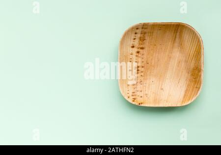 Palmblatt stellte Becher und Platten auf grünem Hintergrund her Stockfoto