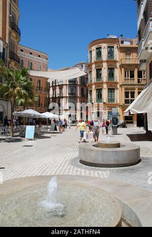 Springbrunnen und Straßencafés auf der Plaza de la Calle mit den Menschen, die die Umgebung genießen, Málaga, Provinz Málaga, Andalucia, Spanien. Stockfoto