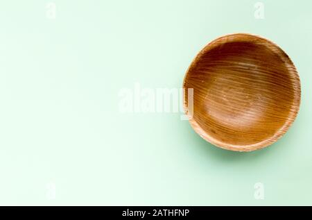 Palmblatt stellte Becher und Platten auf grünem Hintergrund her Stockfoto