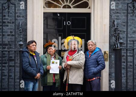 Indigene Führer Amazoniens (von links nach rechts) Dario Vitorio Kopenawa Yanomami, Davi Köffawa Yanomami, Raoni Metuktire, Und Megaron Txucarramae übergibt einen Brief an die 10 Downing Street, London, in dem er Premierminister Boris Johnson auffordert, die Taten von Brasiliens präsident Jair Bolsonaro zu verurteilen, weil er es versäumt hat, indigene Volksstämme im Regenwald Amazonas zu schützen. Stockfoto