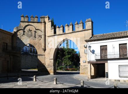 Blick auf den Arco de Villalar mit der Puerta de Jaen auf der rechten Seite auf die Plaza de Populo, Baeza, Provinz Jaen, Andalucia, Spanien, Westeuropa Stockfoto