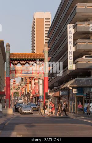 Am späten Nachmittag, im Sommer in Melbourne, mit Blick auf Die Kleine Bourke Street und einem (Russell St) von fünf Toren, die das China Town Revier umfassen. Stockfoto