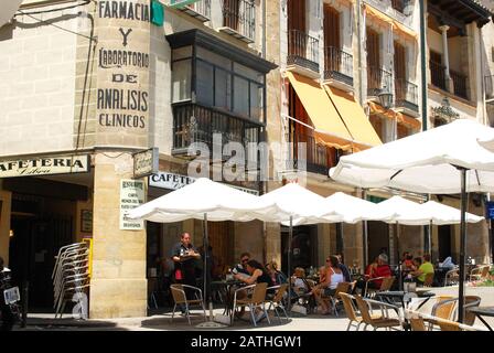 Touristen, die sich in Straßencafés im Stadtzentrum, Ubeda, Andalucia, Spanien entspannen. Stockfoto