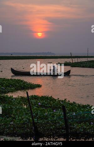 Ein Rückwasser in Kerala. Aus einer Reihe von Reisefotos in Kerala, Südindien. Fotodatum: Dienstag, 14. Januar 2020. Foto: Roger Garfield/Alamy Stockfoto