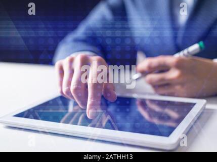 Business Mann arbeitet im Büro mit Tablet-PC Stockfoto