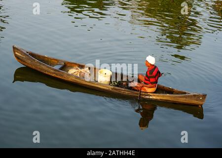 Ein Boot auf einem Rückwasser in Kerala. Aus einer Reihe von Reisefotos in Kerala, Südindien. Fotodatum: Mittwoch, 15. Januar 2020. Foto: Roger Garfield Stockfoto