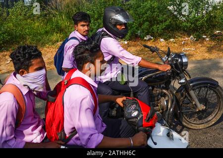 Blick auf Fahrer von Motorrädern und Kleinkrafträdern in Kerala. Aus einer Reihe von Reisefotos in Kerala, Südindien. Fotodatum: Sonntag, 12. Januar 2020. Phot Stockfoto