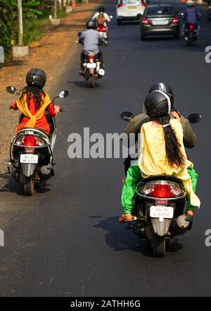 Blick auf Fahrer von Motorrädern und Kleinkrafträdern in Kerala. Aus einer Reihe von Reisefotos in Kerala, Südindien. Fotodatum: Sonntag, 12. Januar 2020. Phot Stockfoto