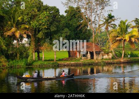 Ein Boot auf einem Rückwasser in Kerala. Aus einer Reihe von Reisefotos in Kerala, Südindien. Fotodatum: Mittwoch, 15. Januar 2020. Foto: Roger Garfield Stockfoto