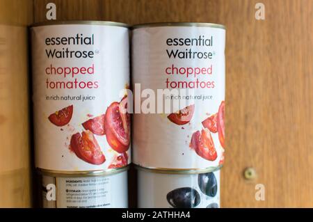 Tomaten aus der Dose oder aus der Dose, gehackt aus der Essential waitrose Range Stockfoto