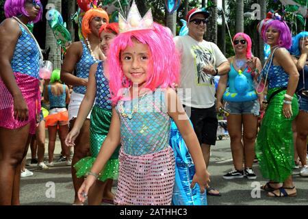 Lateinamerika, Brasilien - 17. Februar 2019: Glückliches, kostümiertes Kind hat viel Spaß beim Straßenfest des Karnevals in Rio de Janeiro. Stockfoto