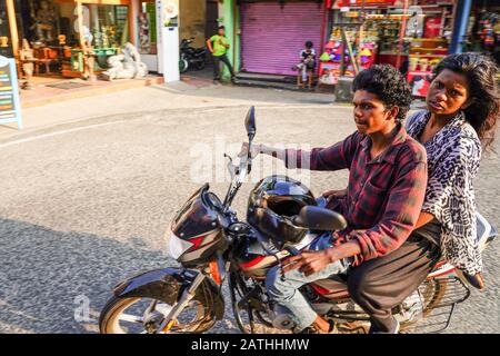 Blick auf Fahrer von Motorrädern und Kleinkrafträdern in Cochin, Kerala. Aus einer Reihe von Reisefotos in Kerala, Südindien. Fotodatum: Freitag, 17. Januar, 20 Stockfoto