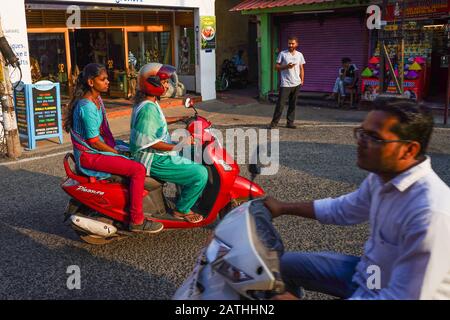 Blick auf Fahrer von Motorrädern und Kleinkrafträdern in Cochin, Kerala. Aus einer Reihe von Reisefotos in Kerala, Südindien. Fotodatum: Freitag, 17. Januar, 20 Stockfoto