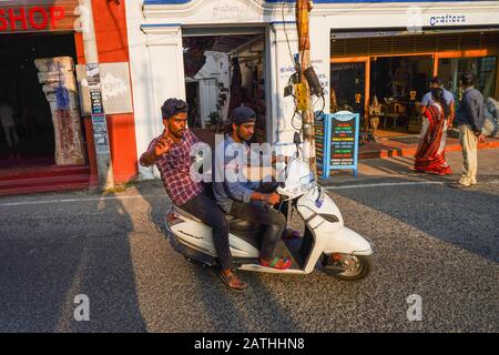 Blick auf Fahrer von Motorrädern und Kleinkrafträdern in Cochin, Kerala. Aus einer Reihe von Reisefotos in Kerala, Südindien. Fotodatum: Freitag, 17. Januar, 20 Stockfoto