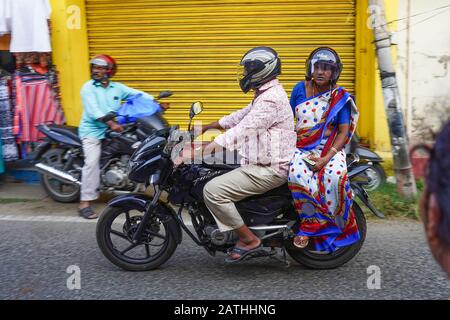 Blick auf Fahrer von Motorrädern und Kleinkrafträdern in Cochin, Kerala. Aus einer Reihe von Reisefotos in Kerala, Südindien. Fotodatum: Freitag, 17. Januar, 20 Stockfoto