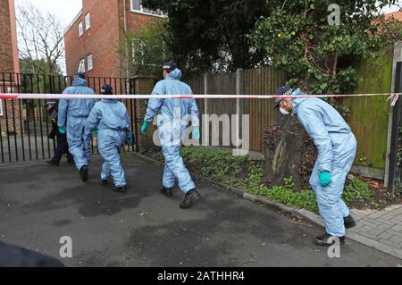 Gerichtsmediziner außerhalb eines Grundstücks an der Leigham Court Road, Streatham, nach dem Terroranschlag in der Streatham High Road im Süden Londons durch Sudesh Amman, 20, der nach dem als terroristisch eingestuften Vorfall von der bewaffneten Polizei erschossen wurde. Stockfoto