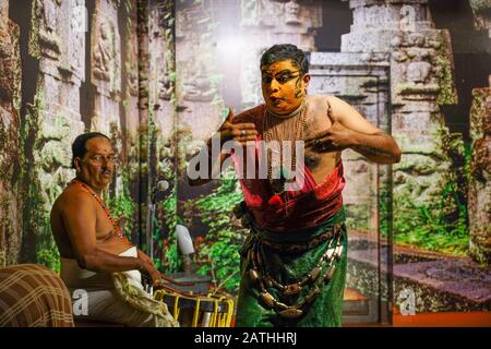 Ein Schauspieler bereitet sich auf eine Aufführung von Narakasuravadham vor. Aus einer Reihe von Reisefotos in Kerala, Südindien. Fotodatum: Freitag, 17. Januar 2020. Stockfoto