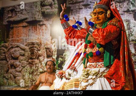 Eine Aufführung von Narakasuravadham. Aus einer Reihe von Reisefotos in Kerala, Südindien. Fotodatum: Freitag, 17. Januar 2020. Foto: Roger Garfield/ Stockfoto