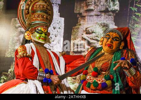 Eine Aufführung von Narakasuravadham. Aus einer Reihe von Reisefotos in Kerala, Südindien. Fotodatum: Freitag, 17. Januar 2020. Foto: Roger Garfield/ Stockfoto