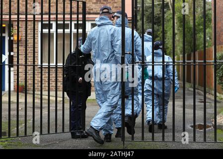 Polizisten außerhalb eines Grundstücks an der Leigham Court Road, Streatham, nach dem Terroranschlag in der Streatham High Road, South London von Sudesh Amman, 20, der nach dem als terroristisch eingestuften Vorfall von der bewaffneten Polizei erschossen wurde. Stockfoto