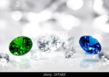 Polierte Juwelen, Diamant, blauer Saphir und grüner Smaragd, makellos brillanter Schnitt Stockfoto