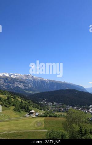 Blick auf das Dorf Laax und Berge, Schweiz Stockfoto