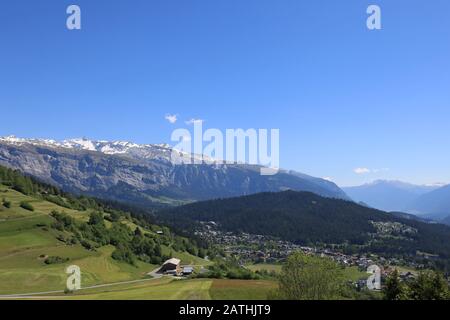 Blick auf das Dorf Laax und Berge, Schweiz Stockfoto