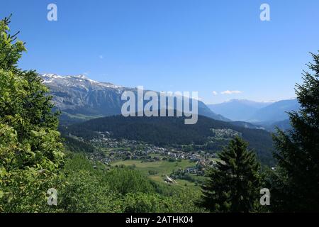 Blick auf das Dorf Laax und Berge, Schweiz Stockfoto