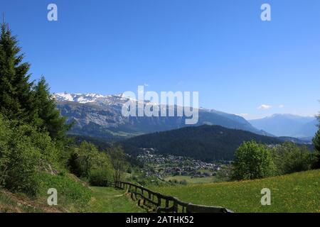 Wanderweg und Blick auf das Dorf Laax und Berge, Schweiz Stockfoto