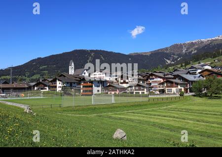 Dorf Falera und Berge, Schweiz Stockfoto