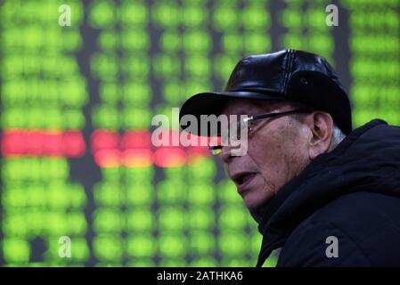 Ein chinesischer Investor ist besorgt über die Aktienkurse in einem Börsenmaklerhaus in Hangzhou City, der ostchinesischen Provinz Zhejiang am 3. Februar, 20. Februar Stockfoto