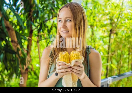 Mais in einer wiederverwendbaren Tasche in den Händen einer jungen Frau. Null-Abfall-Konzept Stockfoto