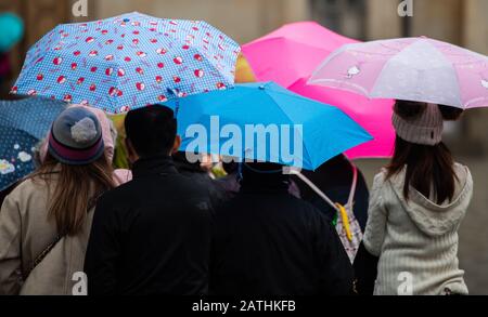 Dresden, Deutschland. Februar 2020. Touristen stehen bei Regenfällen unter Sonnenschirmen auf Neumarkt. Credit: Dpa Picture Alliance / Alamy Live News Stockfoto