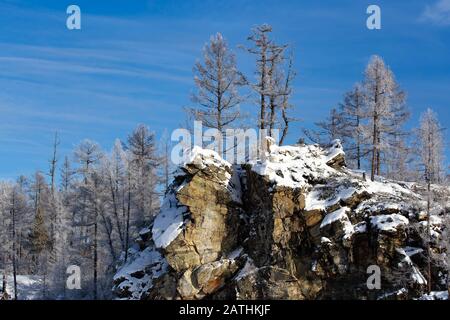 Winterlandschaft in Süd-Yakutia, am Ufer des Samokit River Stockfoto