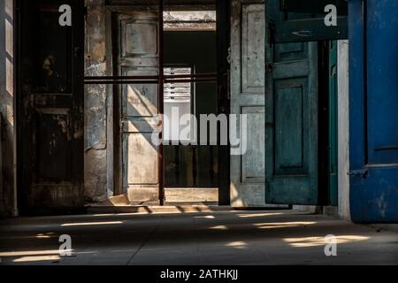 Bangkok, Thailand - 2. Februar 2020: Innerhalb Des alten Zollhauses Oder Der Alten Bang rak-Feuerwache. Eine von mehr als 120 Jahren alter Architektur, eine weitere Tour Stockfoto