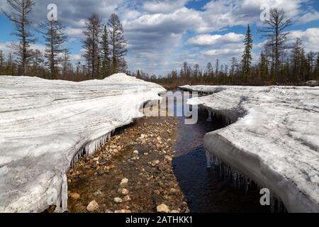 Erode frazil an einem Bach in Süd-Yakutia, Russland, im Frühling Stockfoto