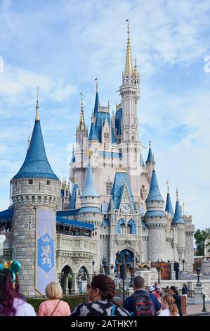Orlando, USA - 19. januar 2020: Menschen gehen zur Tageszeit auf dem disney Magic Kingdom Castle Stockfoto