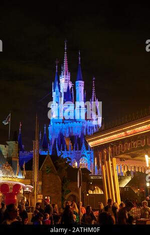 Orlando, USA - 19. januar 2020: Menschen im Magic Kingdom disney Park auf Burggrund Stockfoto