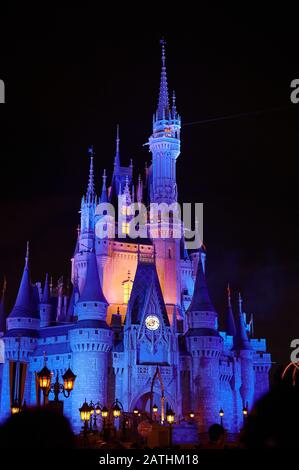 Orlando, USA - 19. januar 2020: Blue Magic Kingdom Castle in der Nacht im Park Stockfoto