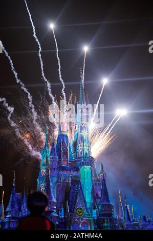 Orlando, USA - 19. januar 2020: Kinder beobachten Feuerwerk im disney Magic Kingdom Vergnügungspark Stockfoto