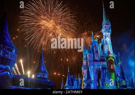 Orlando, USA - 19. januar 2020: Buntes disney-feuerwerk im Magic Kingdomcastle Park Stockfoto