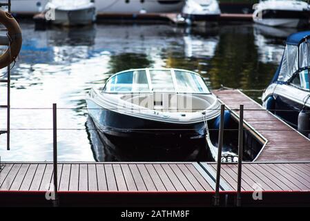 Kleines Motorboot vor Anker mit Seil im Replot-Pier Stockfoto