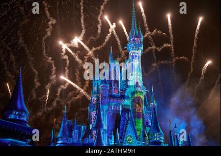 Orlando, USA - 19. januar 2020: Blaues Zauberkönigreich Burg auf Feuerwerksparty Lichthintergrund Stockfoto