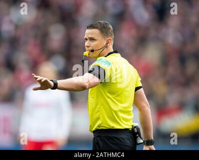 Köln, Deutschland. Februar 2020. Schiedsrichter Robert KAMPKA, Geste, Geste Fußball 1.Bundesliga, 20.Spieltag, FC Köln (K) - SC Freiburg (FR), am 02.02.2020 in Köln/Deutschland. Weltweite Nutzung Credit: Dpa Picture Alliance / Alamy Live News Stockfoto