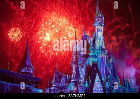 Orlando, USA - 19. januar 2020: Helles disney-schloss bei Feuerwerk-Party nachts Stockfoto