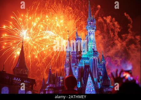 Orlando, USA - 19. januar 2020: Menschen machen Fotos von Feuerwerk in disney Magic Castle Stockfoto