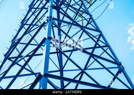 Zu den Telekommunikationstürmen gehören eine Funk-Mikrowelle und ein Fernsehantennensystem mit wolkenblauem Himmel und Sonnenstrahlen. Antennensturm, niedrige Winkelansicht. Stockfoto