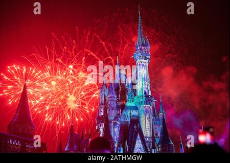 Orlando, USA - 19. januar 2020: Die Leute zeigen gern im disney Park Castle mit rotem Feuerwerk Stockfoto